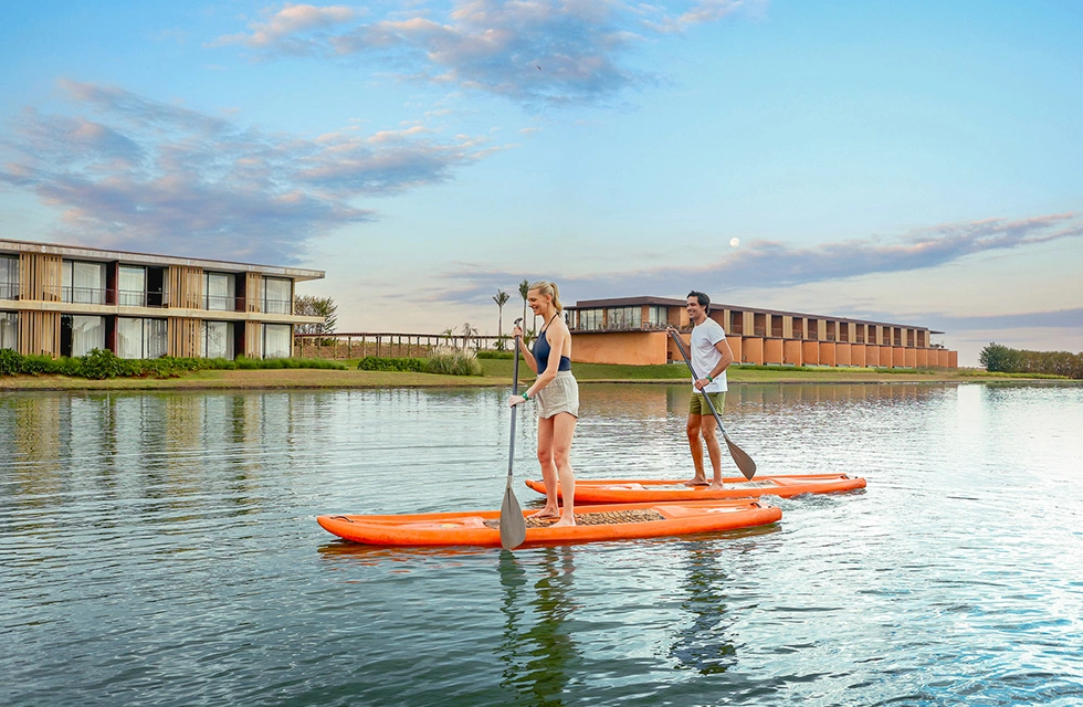casal se divertindo no Clara Dourado fazendo stand-up paddle