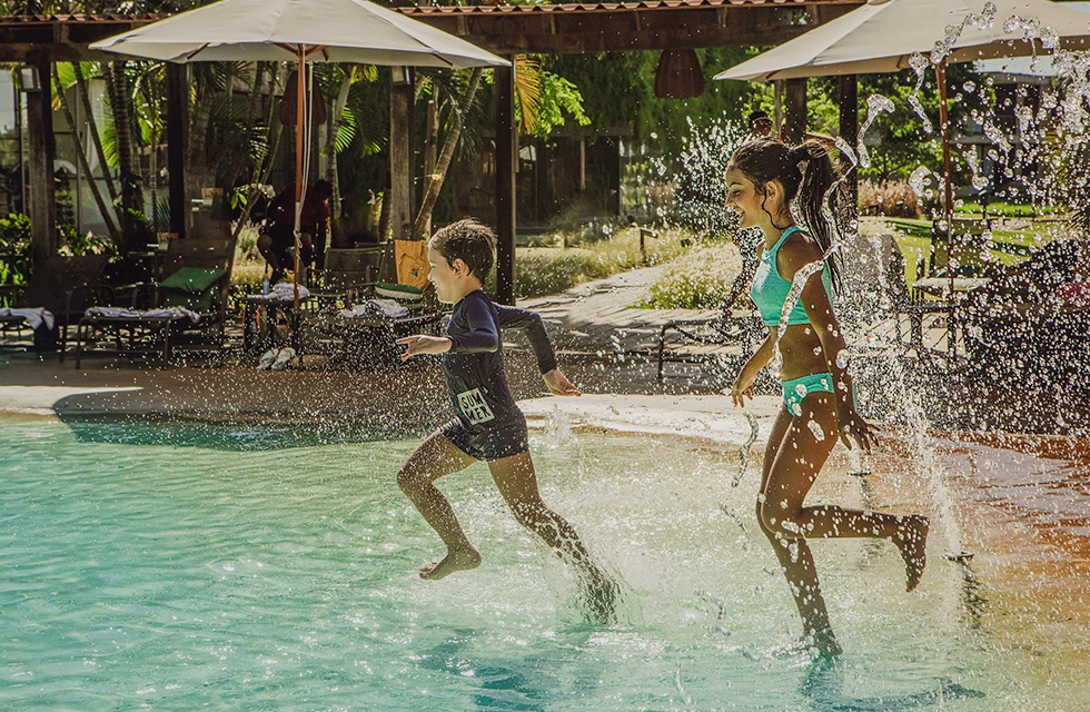 crianças brincando na piscina do Clara Dourado
