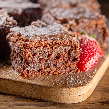 gastronomia bolo de chocolate com morango no Clara Dourado