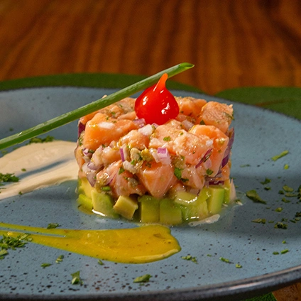 gastronomia com salmão e abobrinha no Clara Dourado