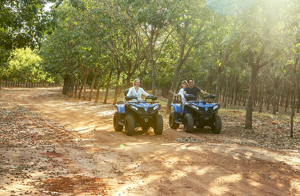 família andando de buggy no Clara Dourado