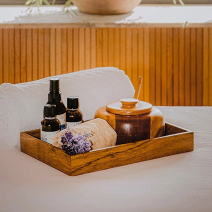 sabonetes, toalhas, e óleos essenciais para usar no spa do resort
