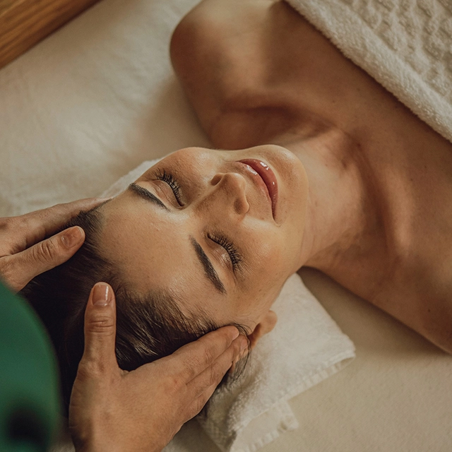 mulher em momento de relaxamento no spa do resort