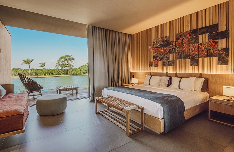 quarto confortável com vista para piscina e ao ar livre no Clara Dourado