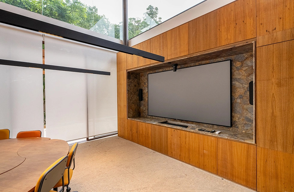 sala de reunião do clara arte com mesa e cadeiras modernas