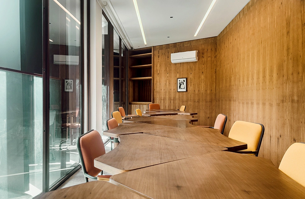 sala de reunião do clara arte com mesa e cadeiras modernas