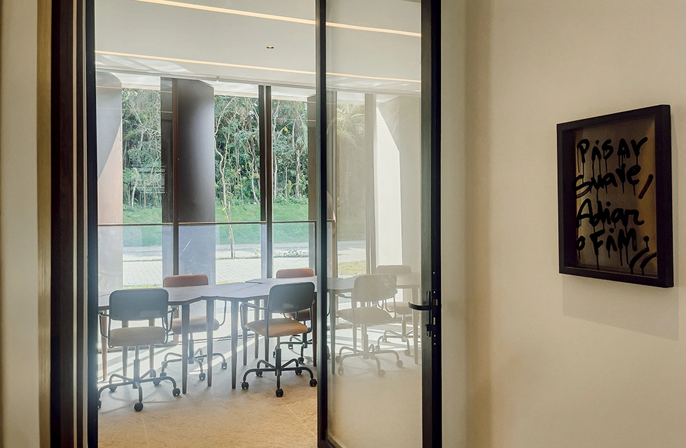 sala de reunião do clara arte com mesa e cadeiras modernas