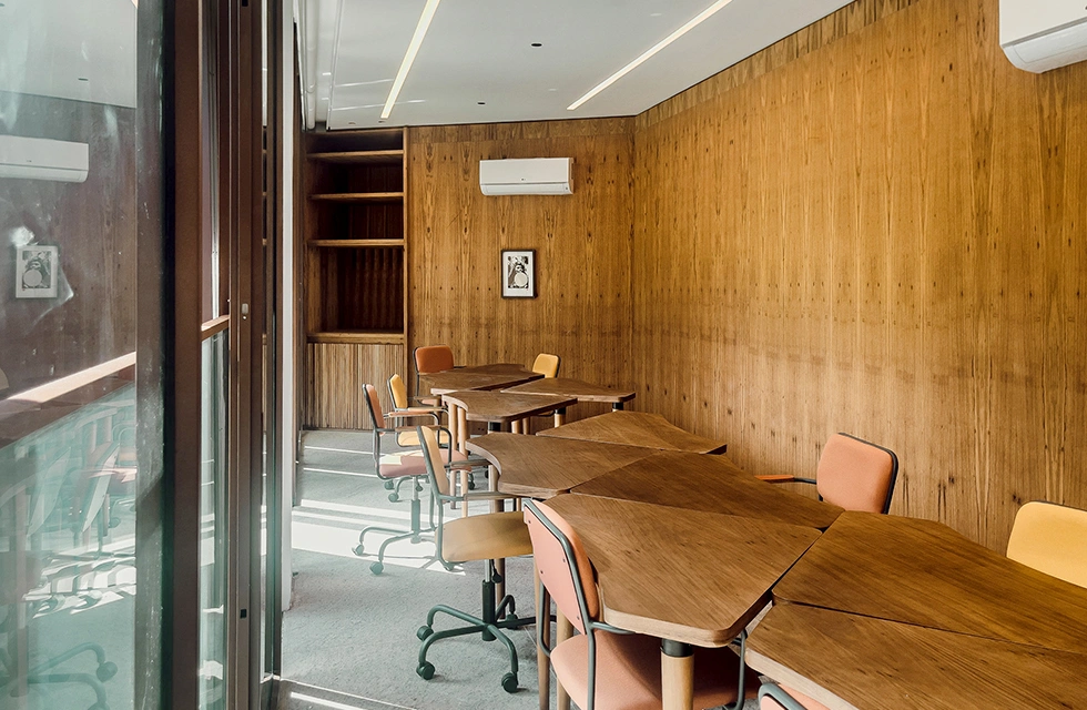 sala de reunião do clara arte com mesa e cadeiras modernas