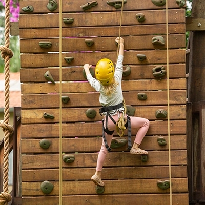 criança escalando a parede de escalada do clara dourado