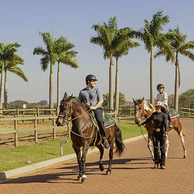 homem e criança no passeio a cavalo no clara dourado