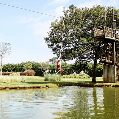 pessoa se aventurando no pula do tarzan no clara dourado