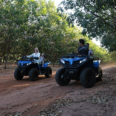familia passeando de quadriciclo