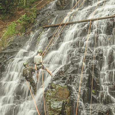 homem com instrutor fazendo rapel na cachoeira no clara dourado