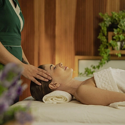 mulher relaxando no spa luccitane do clara dourado