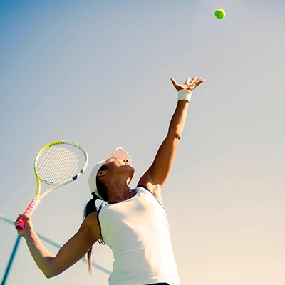 mulher sacanda a bola de tenis no clara dourado