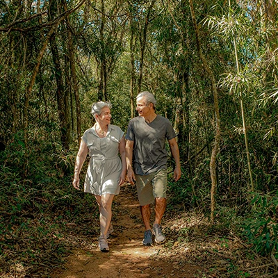 casal fazendo trilha no clara dourado
