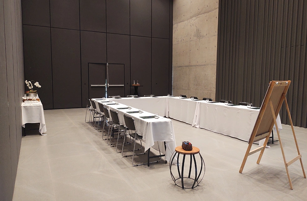 cadeiras organizadas para evento na sala aroeira do clara ibiuna