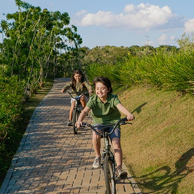crianças pedalando pelo clara ibiuna