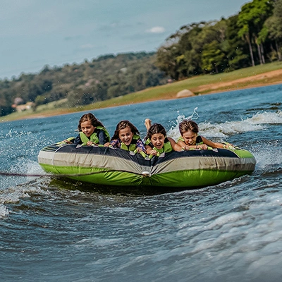 crianças se divertindo na boia gigante na represa do clara ibiuna