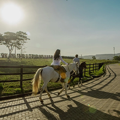 casal oasseando a cavalo pelo clara ibiuna