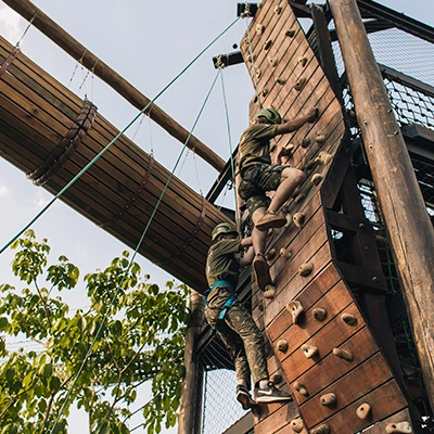 criaça subindo a parede de escalada do clara ibiuna