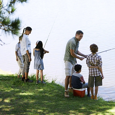familia pescando a beira da represa do clara ibiuna