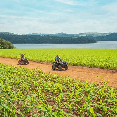 duas pessoas andando de quadriciclo pelo clara ibiuna as margens da represa