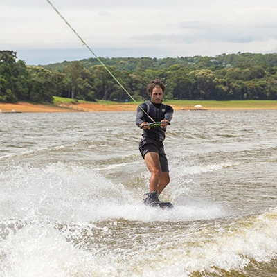 homem praticando wakeboard no clara ibiuna