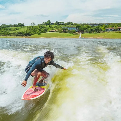 homem praticando wakeboard no clara ibiuna