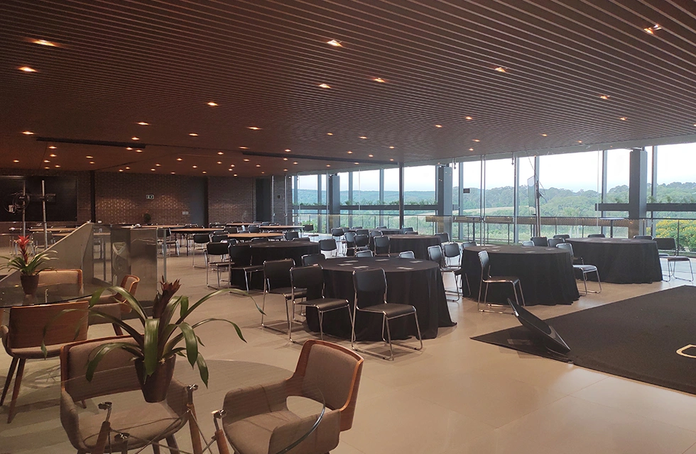 mesas e cadeiras na sala de eventos do clara dourado