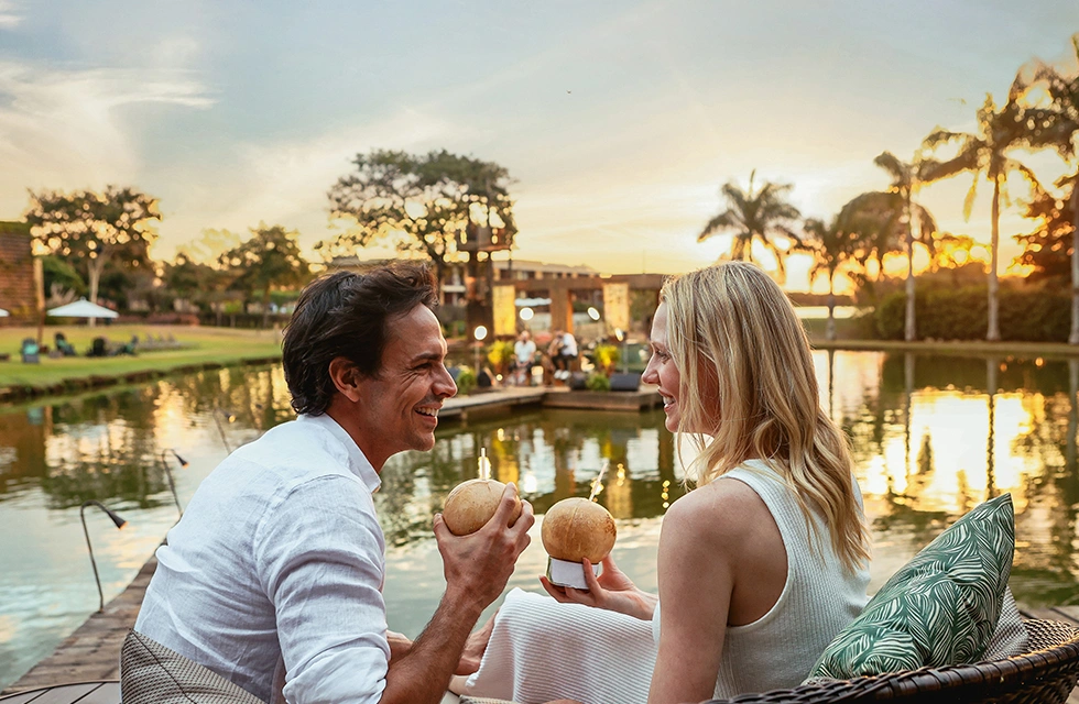 casal brindando com por do sol no clara dourado