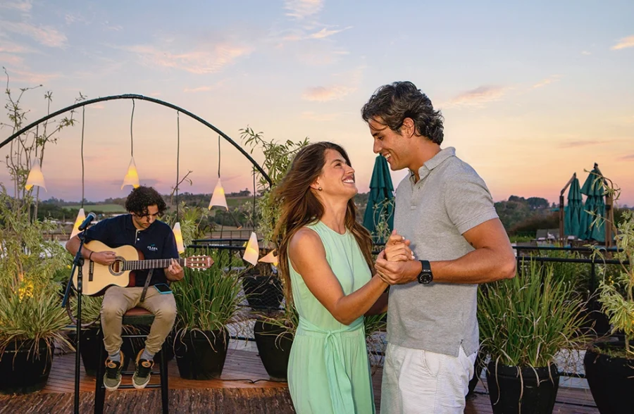 casal se olhando ao som de musica ao vivo no por do sol do clara ibiuna