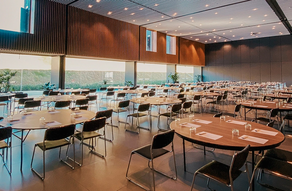 Salão de eventos do clara ibiuna com mesas redondas