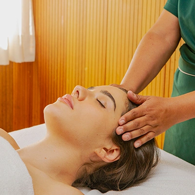 mulher relaxando com massagem no clara arte no spa by loccitane