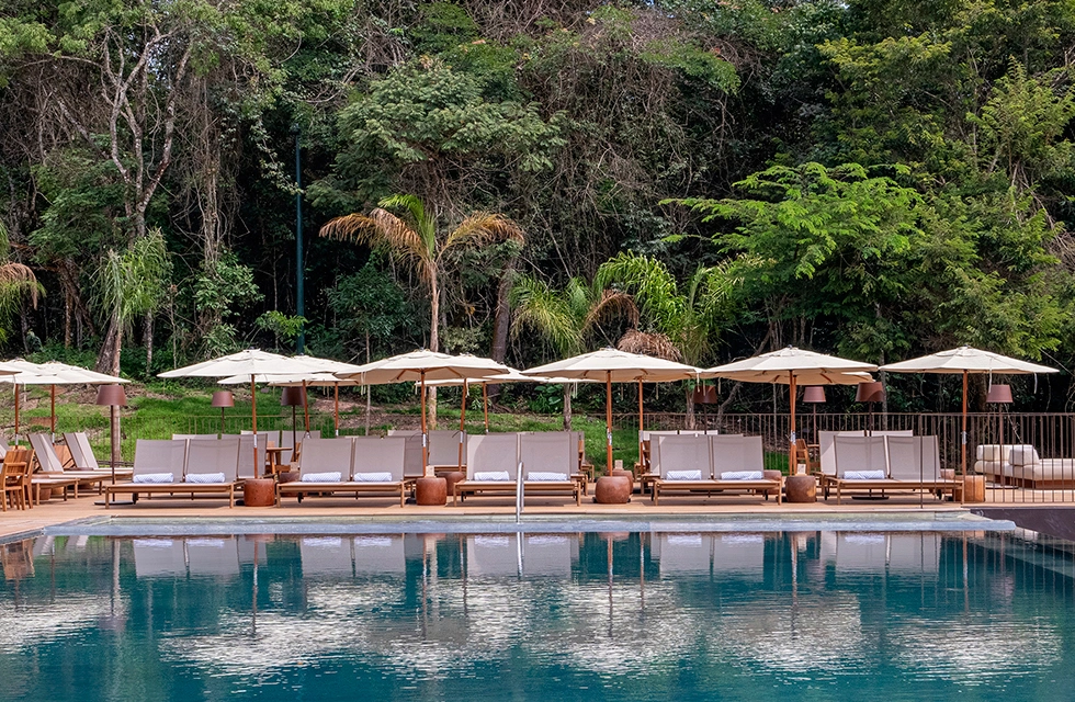 vista da piscina externa com paisagem linda para a natureza com muito verde, árvores e gramado limpo