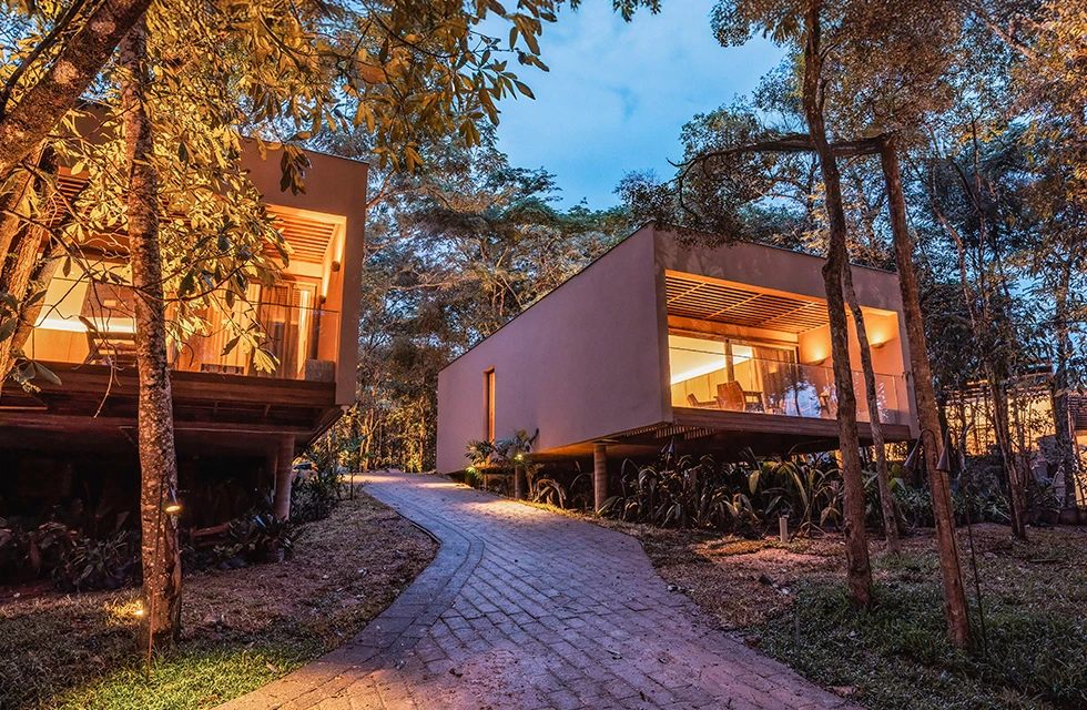 vista de dois bangalôs do clara arte em meio a natureza