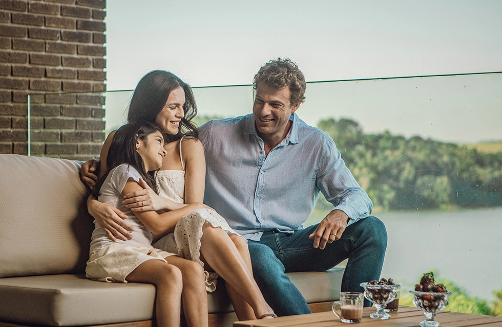 família aproveitando o resort na sacada do quarto