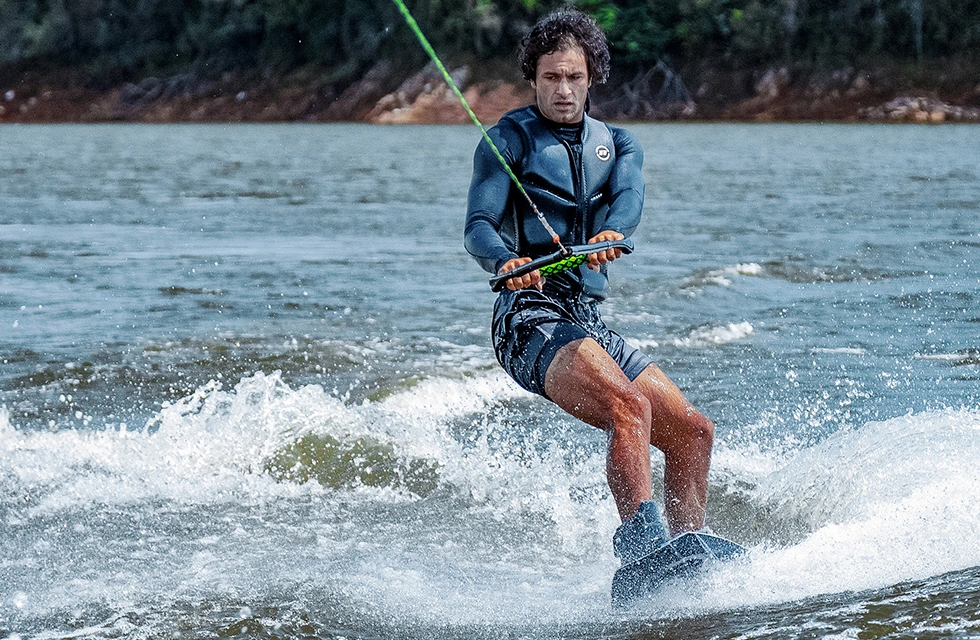 homem se aventurando no Clara Ibiúna andando de wakeboard