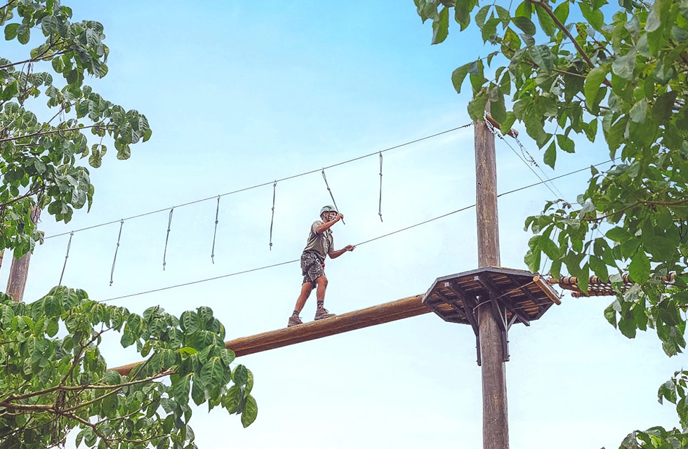 jovem praticando esporte radical no Clara Ibiúna