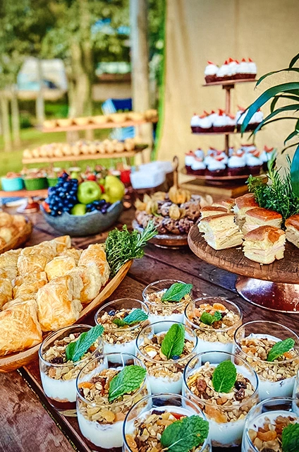 mesa decorada para evento com brunch