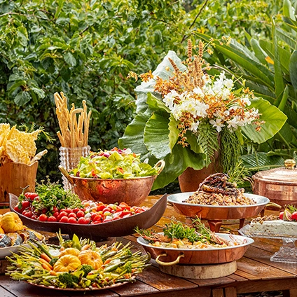 mesa decorada para evento e buffet