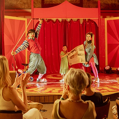 monitores do clara arte no espetaculo de circo com criancas