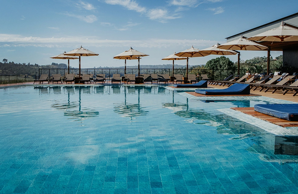 piscina aberta com vista para o Clara Ibiúna