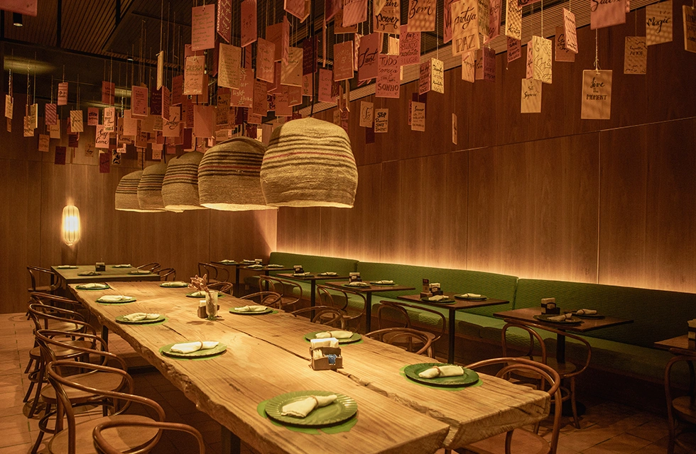 restaurante decorado com mesa de madeira e cadeiras