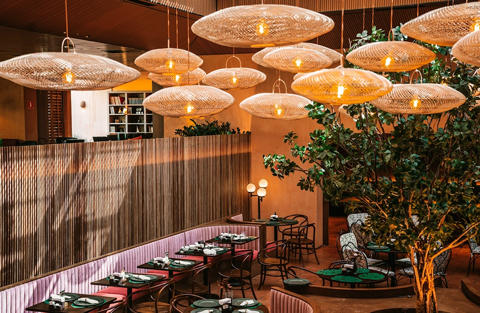 Restaurante Clara Dourado com decoração chique e sofisticada para melhor conforto dos hóspedes