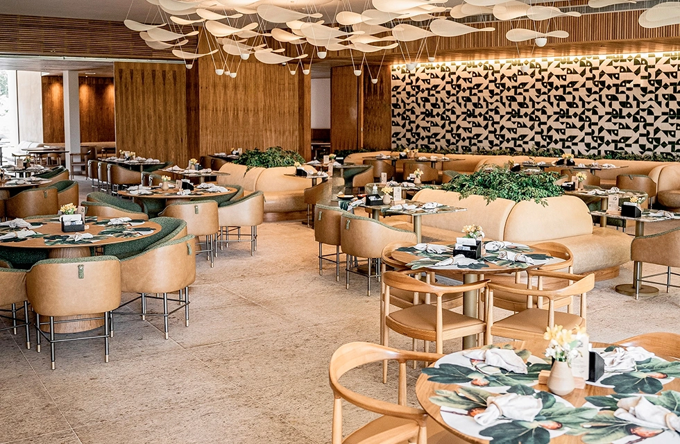 restaurante e espaço acessível para hóspedes se alimentarem no Clara Arte. Local espaçoso, bonito e arejado