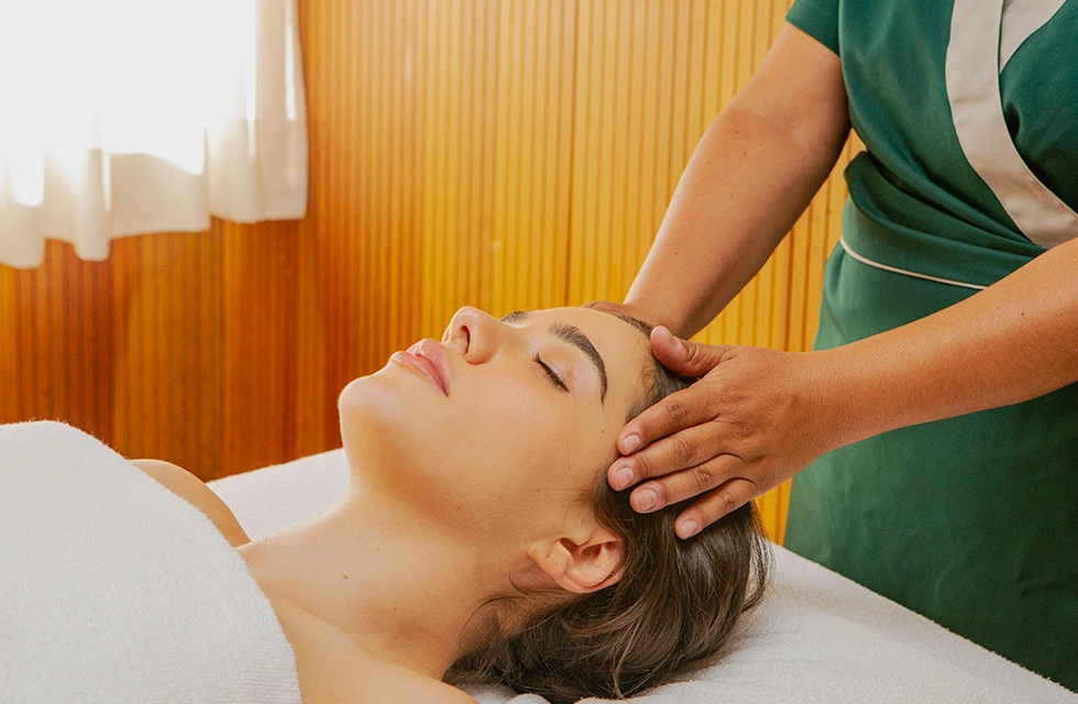 mulher fazendo massagem relaxante no spa do clara arte