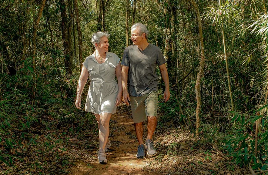 casal fazendo trilha no clara arte