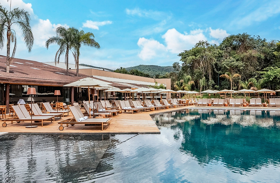 vista ampla da piscina externa para adultos e crianças no Clara Arte
