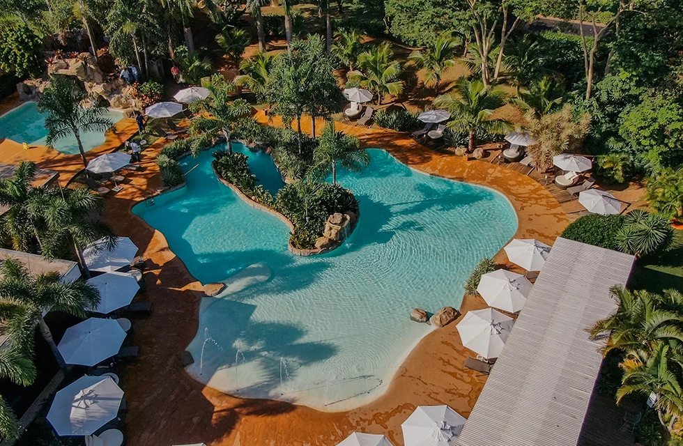 vista aérea da piscina do clara dourado